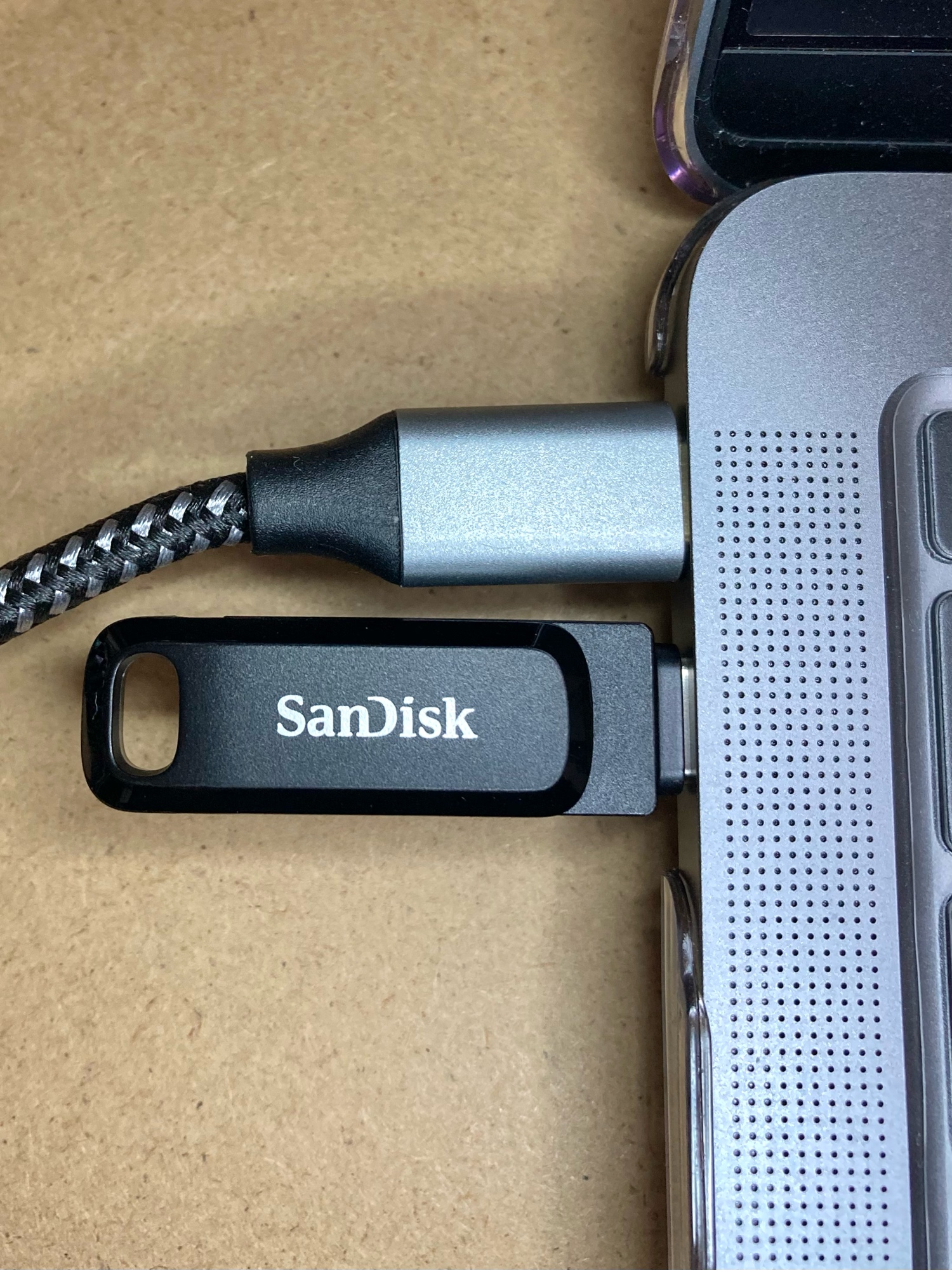 Apple M1 MacBook AirのUSB-CポートにSanDiskのUSBメモリ「Ultra Dual ...
